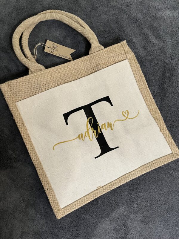 Jutetasche mit Vorderfach, Initial und Name – Bild 3